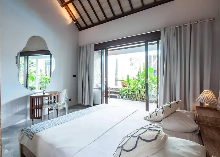 Deluxe Tropical 6 Bedroom Villa Near Beach