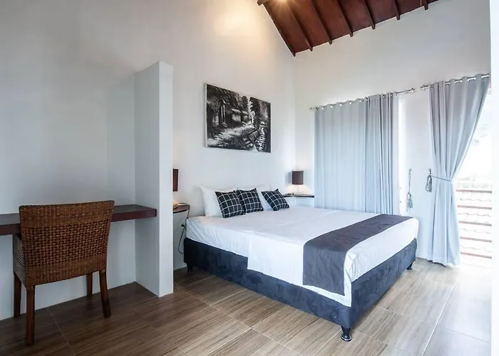 Deluxe Tropical 6 Bedroom Villa Near Beach