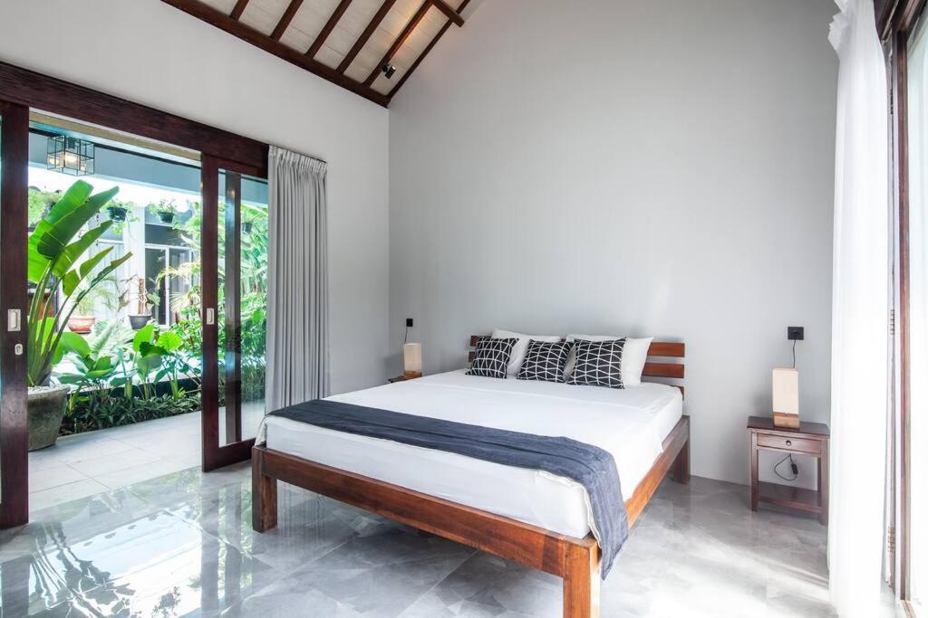 Deluxe Tropical 6 Bedroom Near