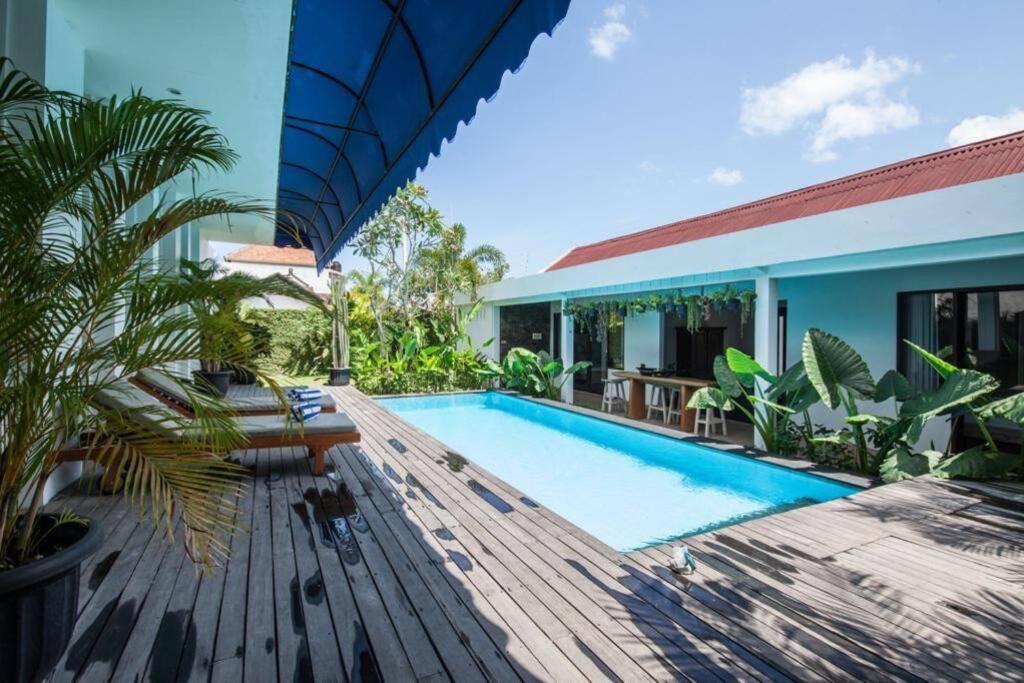 Deluxe Tropical 6 Bedroom Near Villa