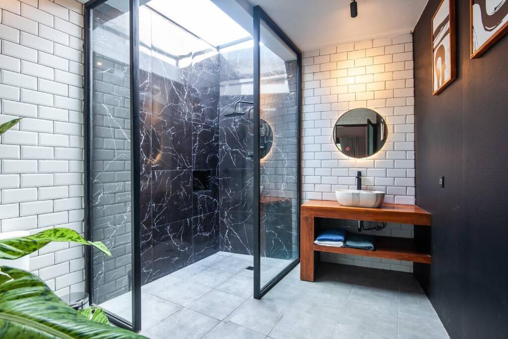 Deluxe Tropical 6 Bedroom Near Villa *