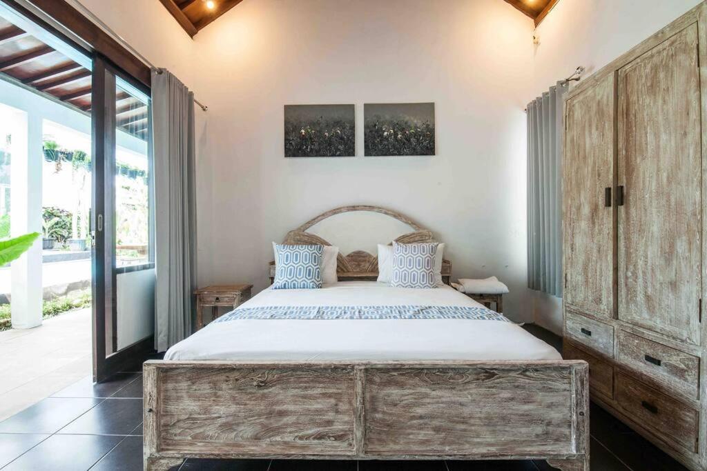 Deluxe Tropical 6 Bedroom Near Villa