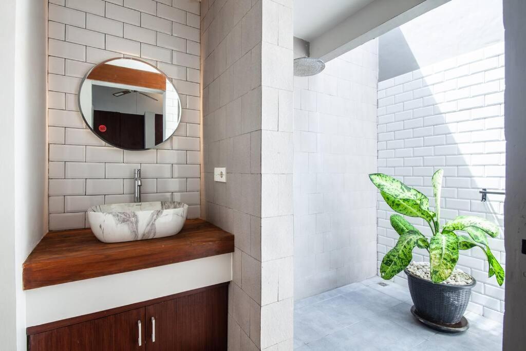 Deluxe Tropical 6 Bedroom Near Villa Canggu